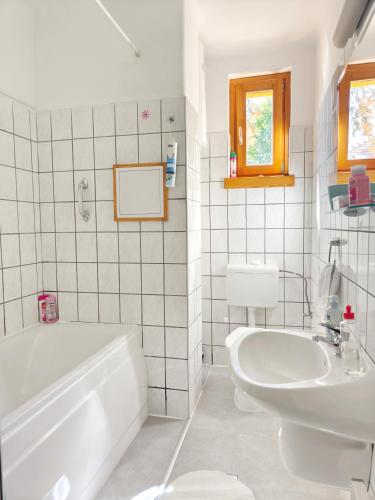 Bilik mandi di Free parking, Balcony, near to city park
