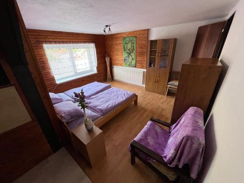 vistas a un dormitorio con cama y ventana en Ubytovanie na súkromí, en Otilia