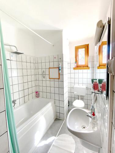 Bilik mandi di Free parking, Balcony, near to city park