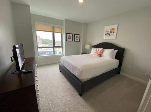 Postel nebo postele na pokoji v ubytování Spacious Apt Downtown