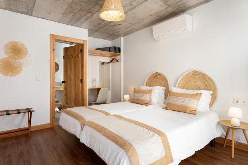 a bedroom with a large white bed in a room at Santa Cruz Dive House - PADI Centre in Santa Cruz