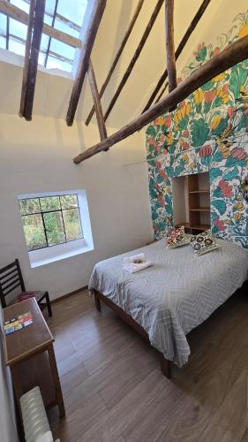 Una cama o camas en una habitación de Flying Dog Hostel Cusco