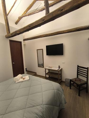 Una cama o camas en una habitación de Flying Dog Hostel Cusco