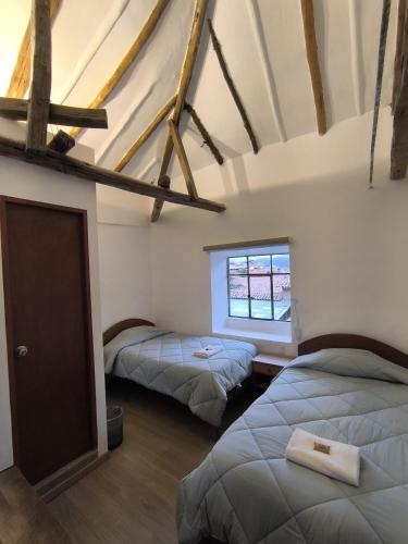Una cama o camas en una habitación de Flying Dog Hostel Cusco