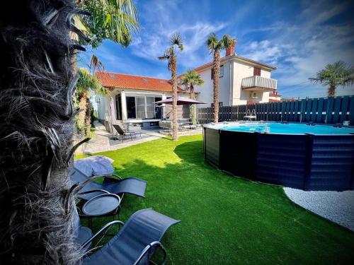a yard with a swimming pool and a house at La Madia- Ferienhaus in Opric