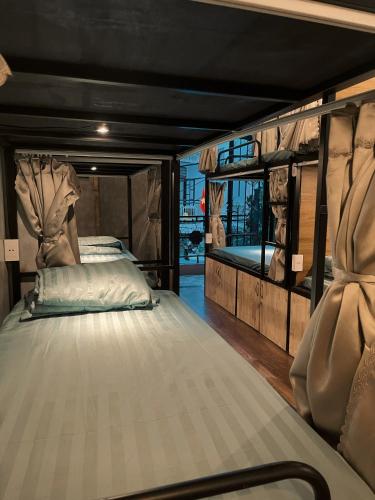 un grande letto nel retro di un furgone di POLY HOSTEL AND DORM - Da Nang a Da Nang