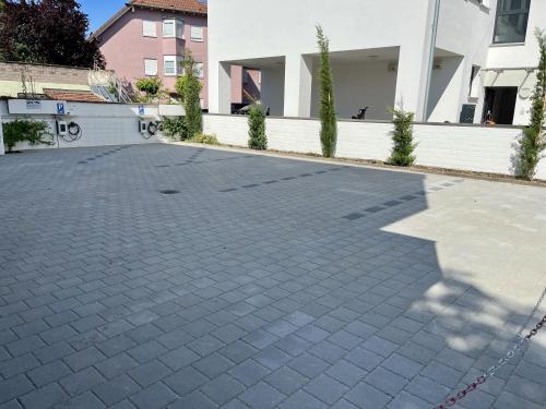 an empty driveway in front of a house at Gästehaus Rheinstetten Forchheim in Rheinstetten