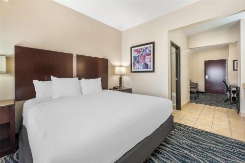 a large white bed in a hotel room at Best Western Plus Eastgate Inn & Suites in Wichita