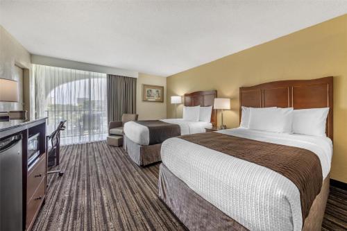 Postel nebo postele na pokoji v ubytování Best Western Plus North Miami-Bal Harbour
