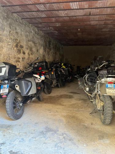 una fila di motociclette parcheggiate in un garage di La Madonnina a Nicosia