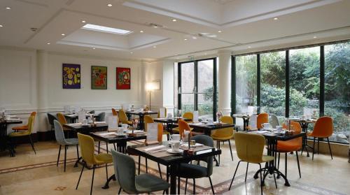 Un restaurant u otro lugar para comer en Hôtel Pont Royal Paris