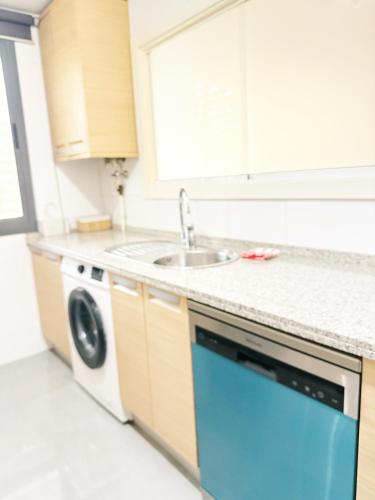 a kitchen with a sink and a dishwasher at Elegante apartamento con piscina A un paso de Sevilla San Miguel in Camas