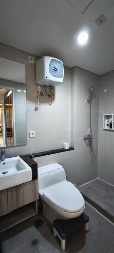 Ένα μπάνιο στο Grand & Spacious - 2BR & 3BR Family Retreat!