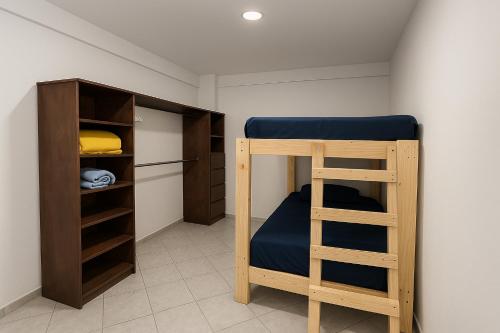 Μία ή περισσότερες κουκέτες σε δωμάτιο στο Mini Suite 7 cerca de Auto Mex Qro