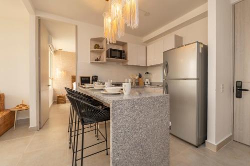 a kitchen with a counter and a refrigerator at Apartment with a Pool and Parking 2Bed in Cartagen in Cartagena de Indias