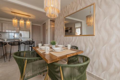 a dining room with a table and chairs and a mirror at Apartment with a Pool and Parking 2Bed in Cartagen in Cartagena de Indias