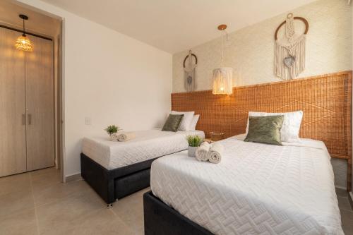 two beds in a hotel room with two beds at Apartment with a Pool and Parking 2Bed in Cartagen in Cartagena de Indias