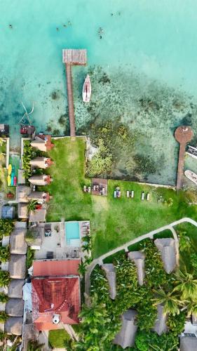 an aerial view of a beach with a boat in the water at Nómadas Bacalar- Departamentos - in Bacalar