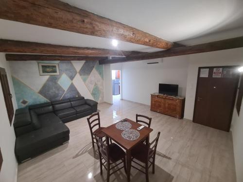 a living room with a table and a couch at Agriturismo Ca Novak Venezia in Spinea