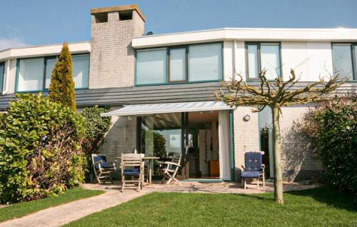 a house with chairs and a table in the yard at Stunning Home In Lemmer With Wifi in Lemmer
