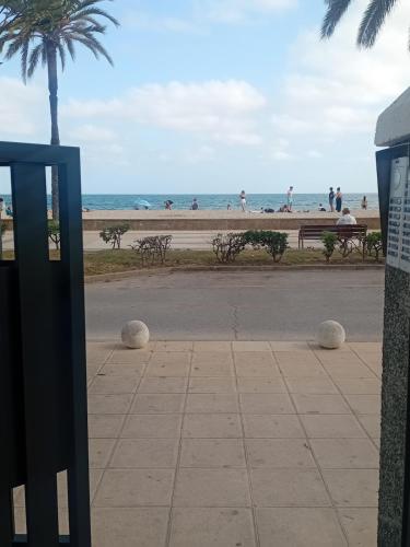 Apat sombrero A Cunit Beach