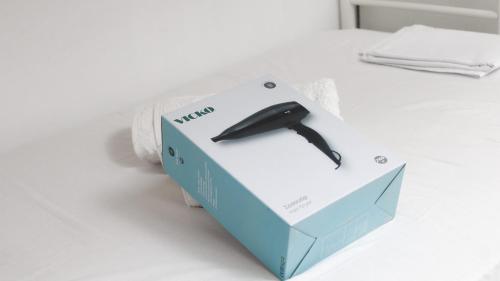 Una caja de pizza encima de una cama en StudioAretiCom Anogio with private Veranda In Front Of The Lovely Sea For Rent in Nea Plagia Chalkidiki Greece PlagiaStudiosEu, en Nea Plagia