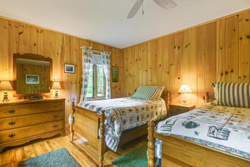 une chambre avec deux lits, une commode et un miroir dans l'établissement Lakefront Escape with Deck and Kayaks in Lovell!, à North Lovell