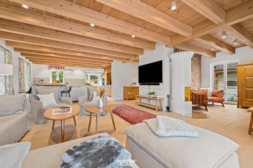 un salon rempli de meubles et d'une télévision à écran plat dans l'établissement Ferienhaus ReetCottage 24 Dörphof, à Dörphof