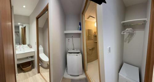 a bathroom with a toilet and a sink and a mirror at 浅草駅徒歩8分 浅草寺すぐそばの仲見世散策ステイ DqcSoY in Tokyo