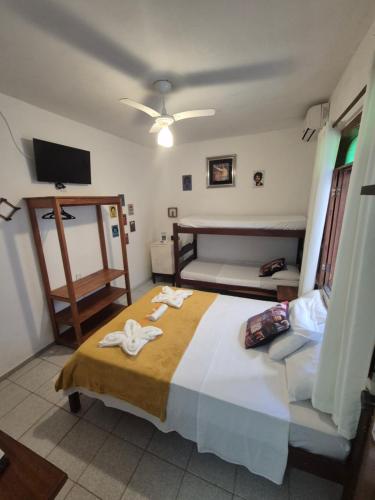a bedroom with a bed with towels on it at Pousada do Rock in Arraial d'Ajuda