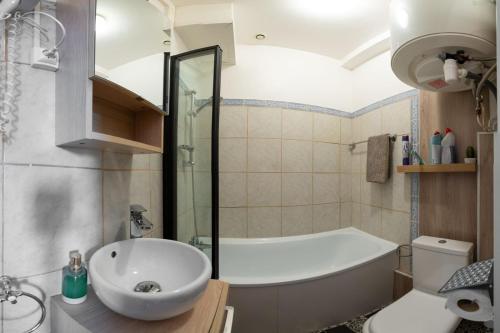 un bagno con vasca, WC e lavandino di L'Orphie - 50m plage - confort - Baignoire a Berck-sur-Mer