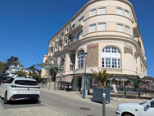 Posé sur la plage plein centre ville