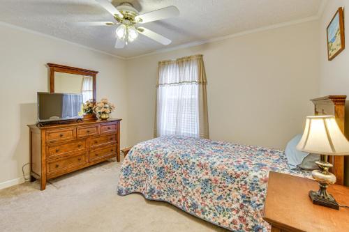 Katil atau katil-katil dalam bilik di 2 Mi to Dtwn Retreat on 3 Acres in Pelzer!