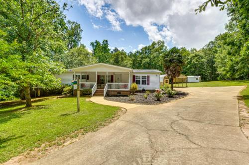 Taman di luar 2 Mi to Dtwn Retreat on 3 Acres in Pelzer!