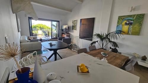 un salon avec une table et une salle à manger dans l'établissement Duplex sur le port, 17m2 de terrasse, clim,parking, à Bandol