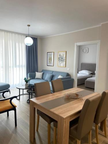 シェンジンにあるDolce Mare Apartmentのテーブルとソファのあるリビングルーム