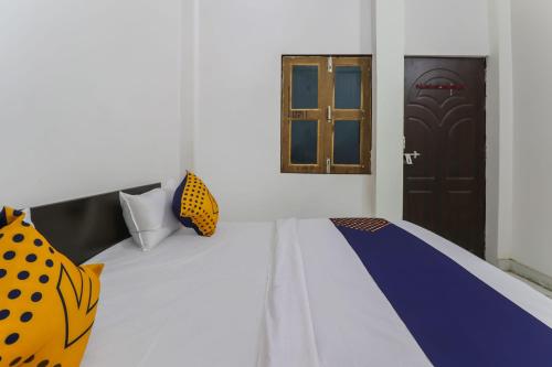 Postel nebo postele na pokoji v ubytování Hotel O Rajdhani Hotel