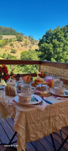 una mesa con platos de comida en una cubierta en Chalé Davivi, en Socorro