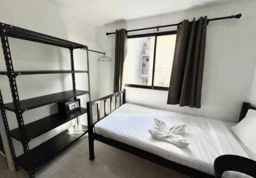 Un dormitorio con una litera y una ventana. en Patong Canal Villa R208, en Patong Beach