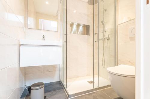 une salle de bain avec douche et toilettes dans l'établissement Le Toit d'Azur, à Nice