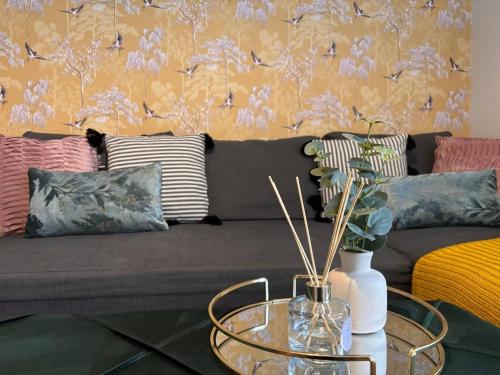 Zona de estar de Fresh comfy space, feel at home.