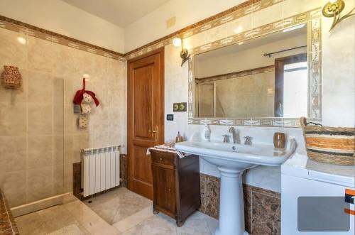 a bathroom with a sink and a mirror at Il risveglio in Codrongianos