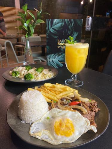 ホテルの敷地内または近くでの食事または食べ物