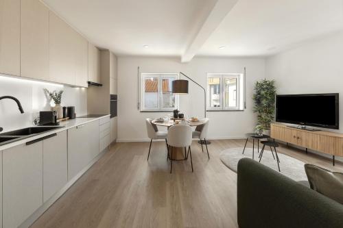 ペニシェにあるCasa de S Pedroのキッチン、リビングルーム(テーブル、テレビ付)