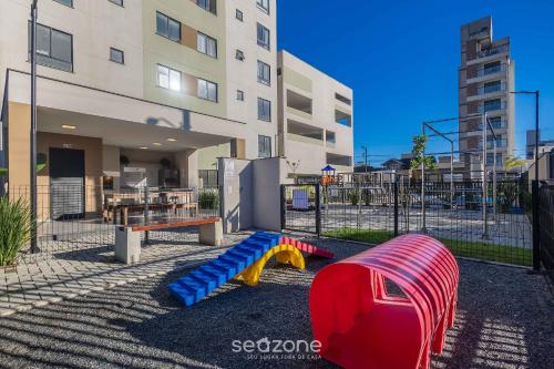 Kawasan permainan kanak-kanak di MCB - Apartamentos com piscina prox. da Praia
