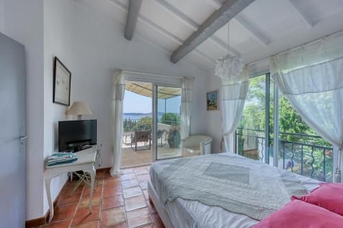 une chambre avec un lit et une télévision et un balcon dans l'établissement 