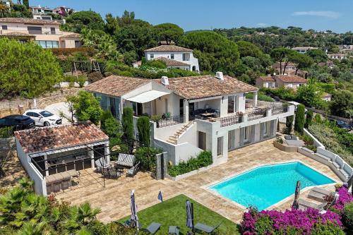 une vue aérienne d'une maison avec piscine dans l'établissement 