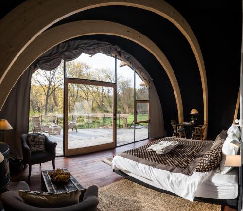 Postelja oz. postelje v sobi nastanitve Luxury Glamping Room8 a private hideaway from Brussels