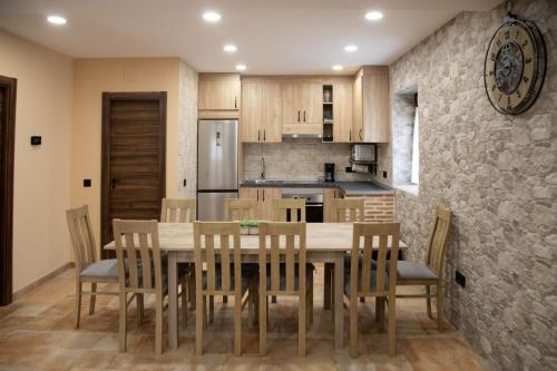 a kitchen and dining room with a table and chairs at Casa Rural El Pozo in Guadamur