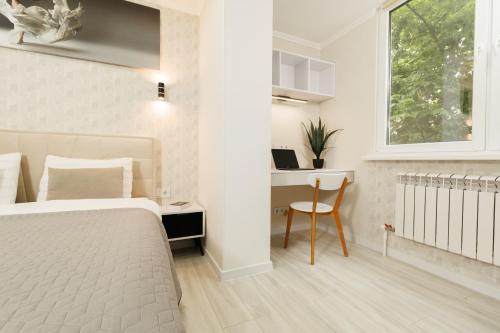 Ένα ή περισσότερα κρεβάτια σε δωμάτιο στο Cozy Stay in the Heart of City 1BR and Living Extendable sofa